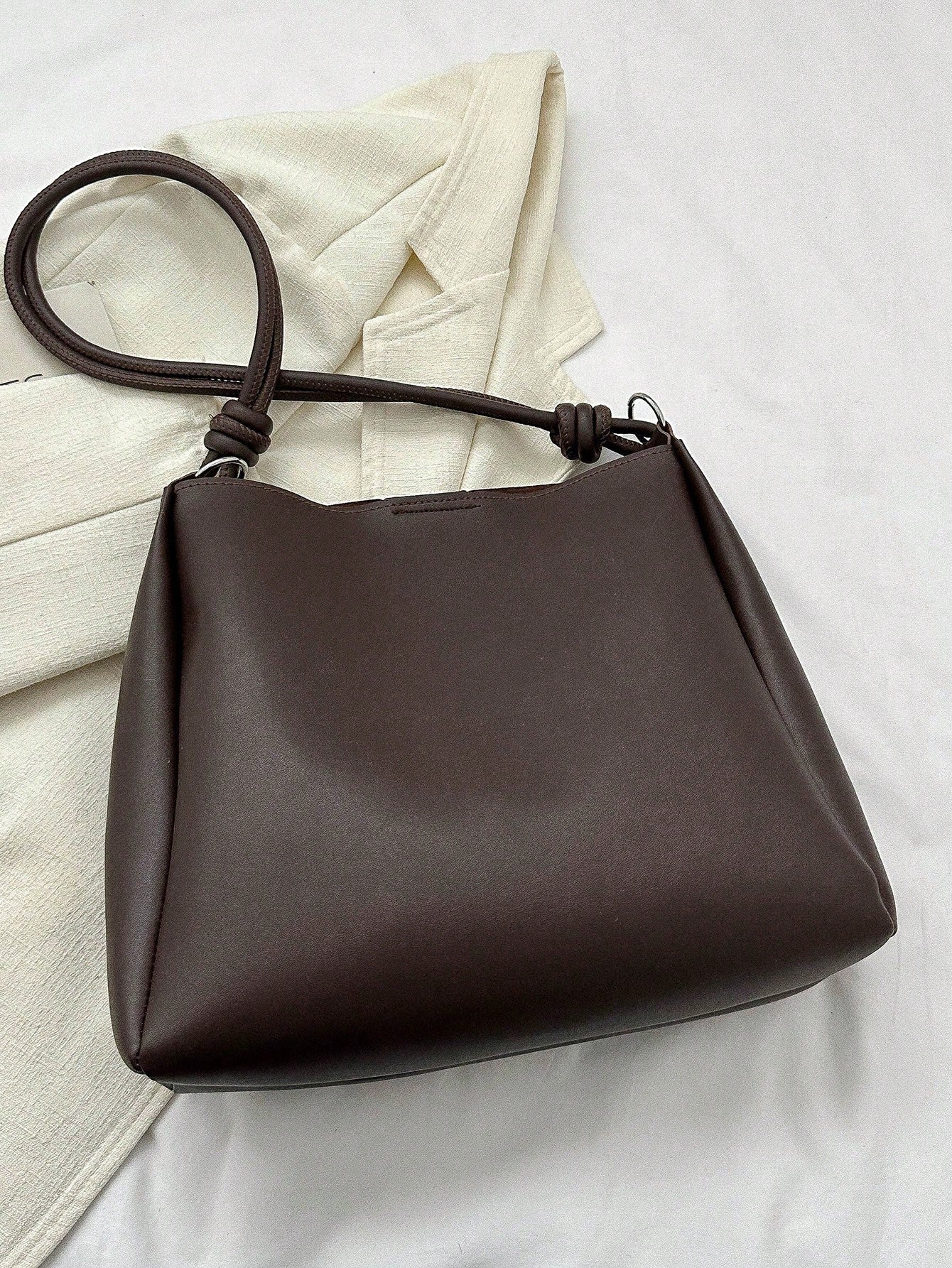 Toteväska med viktdetalj