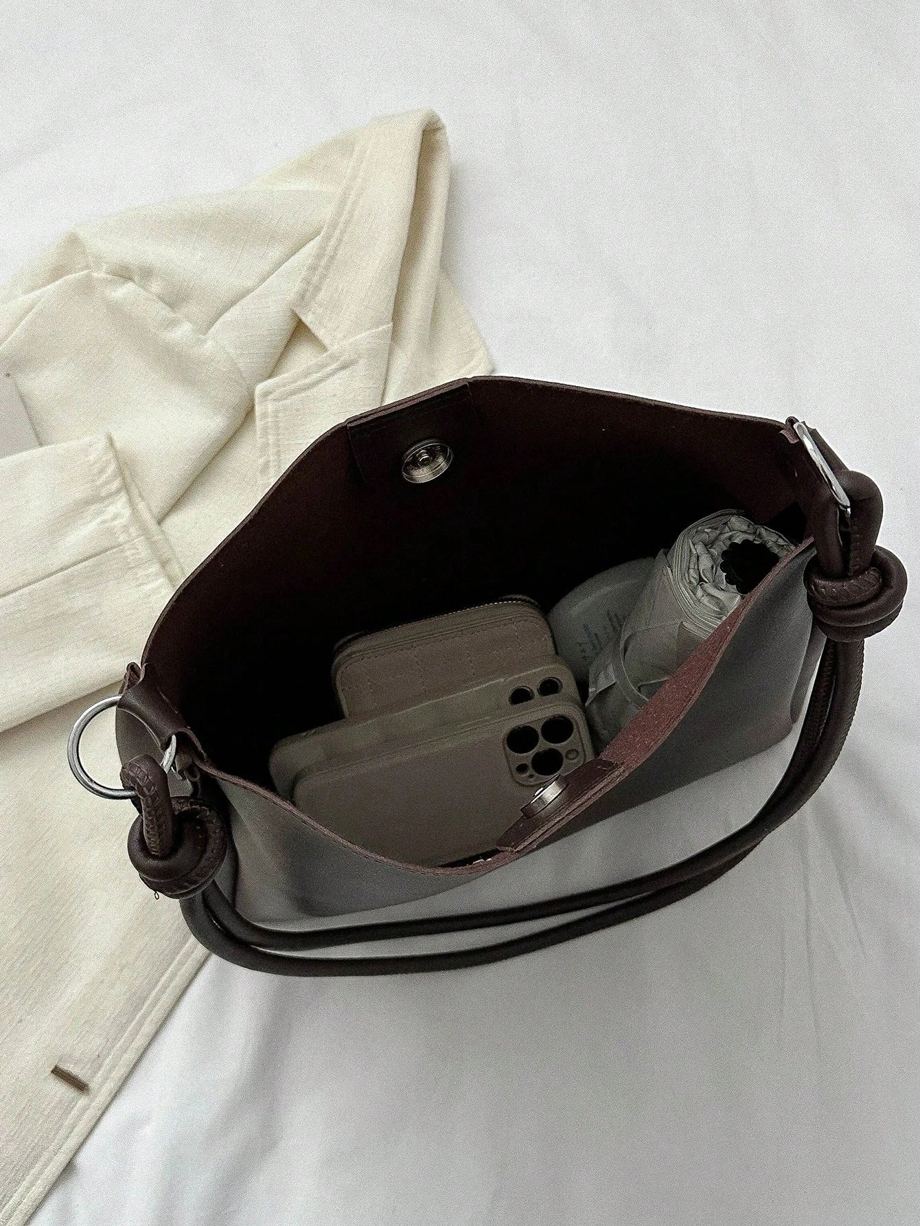 Toteväska med viktdetalj