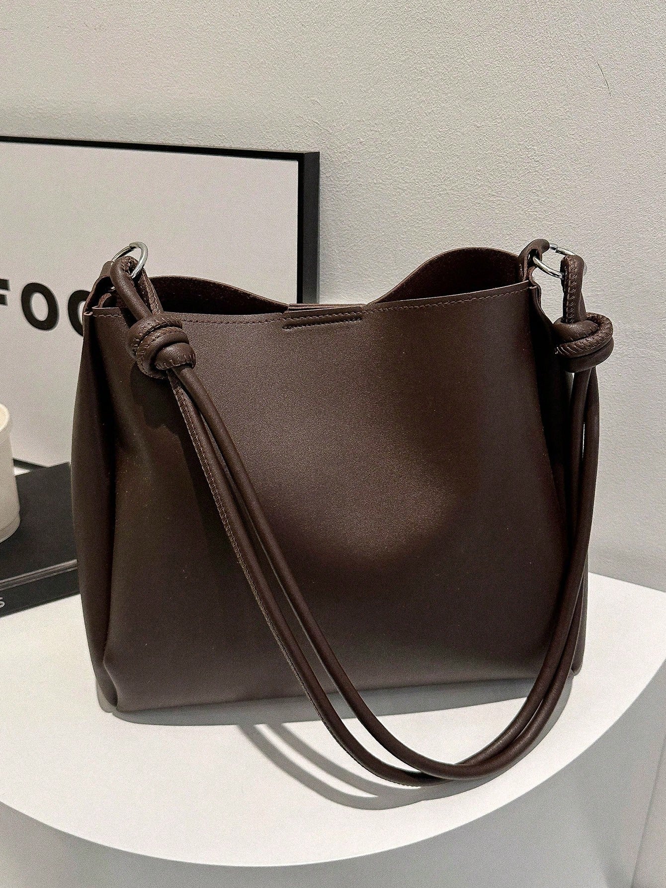 Toteväska med viktdetalj